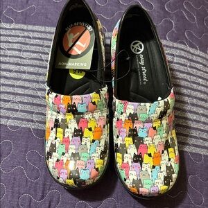 BRAND NEW Easy Street Womens Clogs CATS Pattern Shoes Size 9
